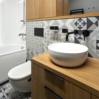 Koupelna ve skandinávském stylu inspirace na umyvadlo a zrcadlo