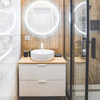Koupelna ve skandinávském stylu inspirace na sprchový kout a doplňky