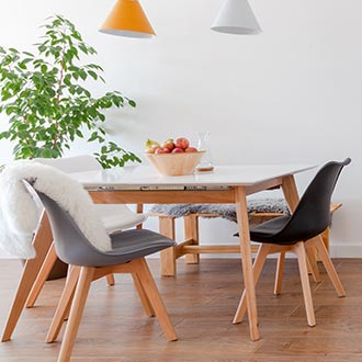 Jídelna ve skandinávském stylu inspirace jídelní židle šedé