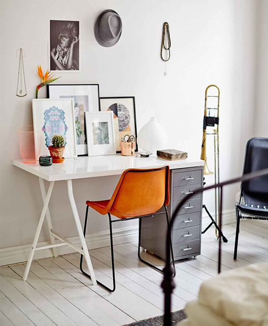 Kancelář ve skandinávském stylu inspirace na jednoduchý pracovní stůl